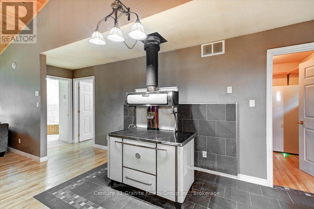 649 Madawaska Road, Hastings Highlands (Wicklow Ward), ON