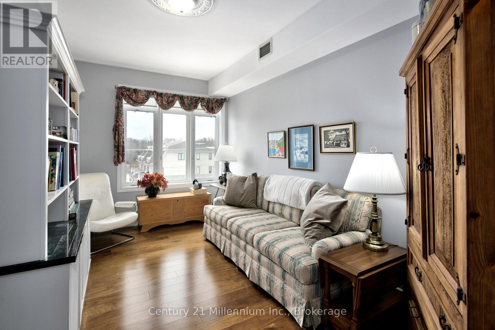 Den - 407 - 10 Bay Street E, Blue Mountains, ON