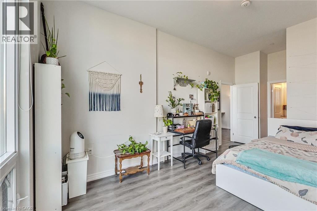 High ceilings, wood-finish flooring, and white interior doors - 2750 King Street E Unit# 103, Hamilton, ON
