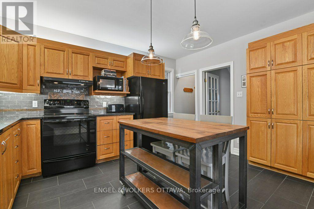 390 Winston Avenue, Ottawa, ON