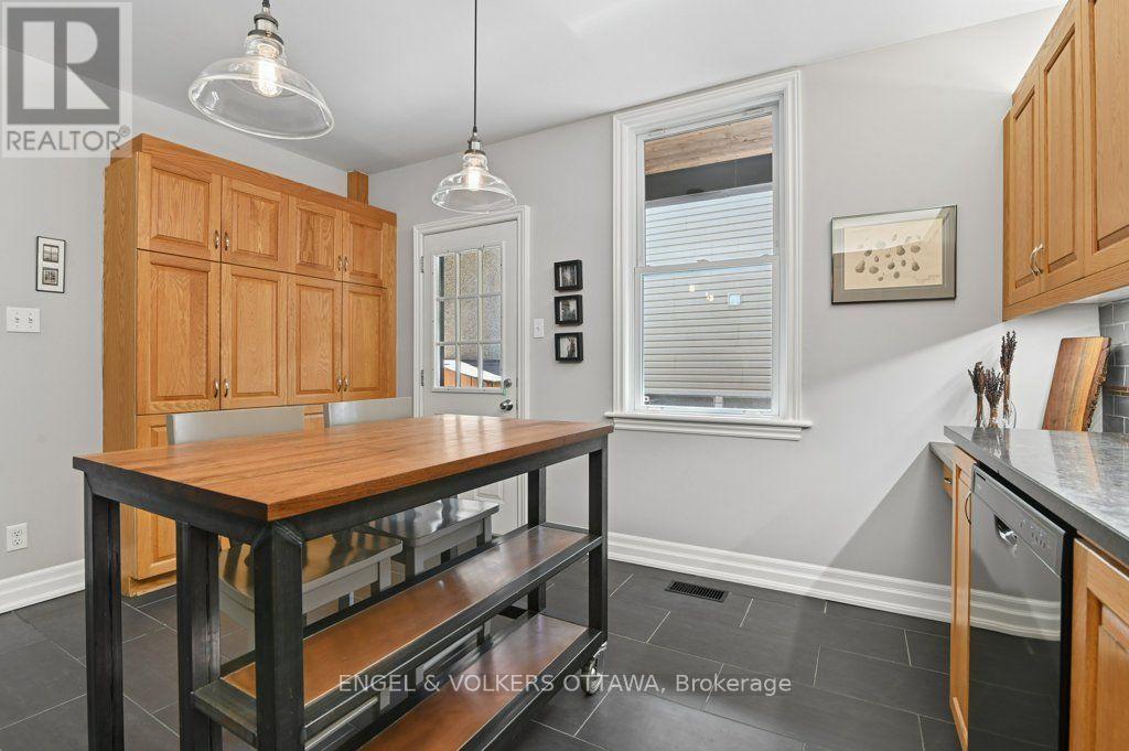 390 Winston Avenue, Ottawa, ON