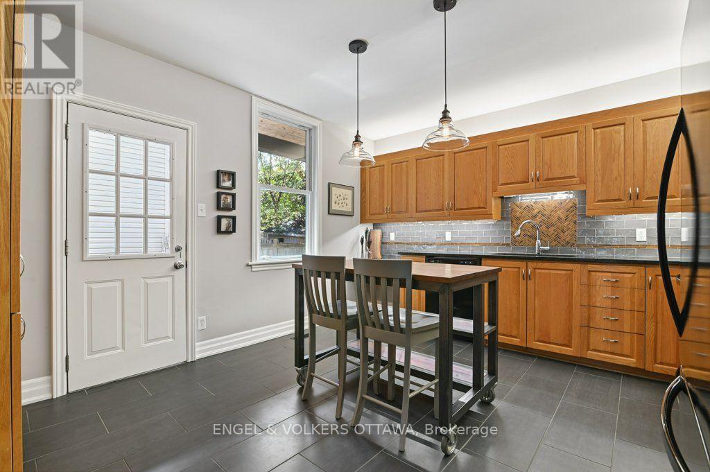 390 Winston Avenue, Ottawa, ON