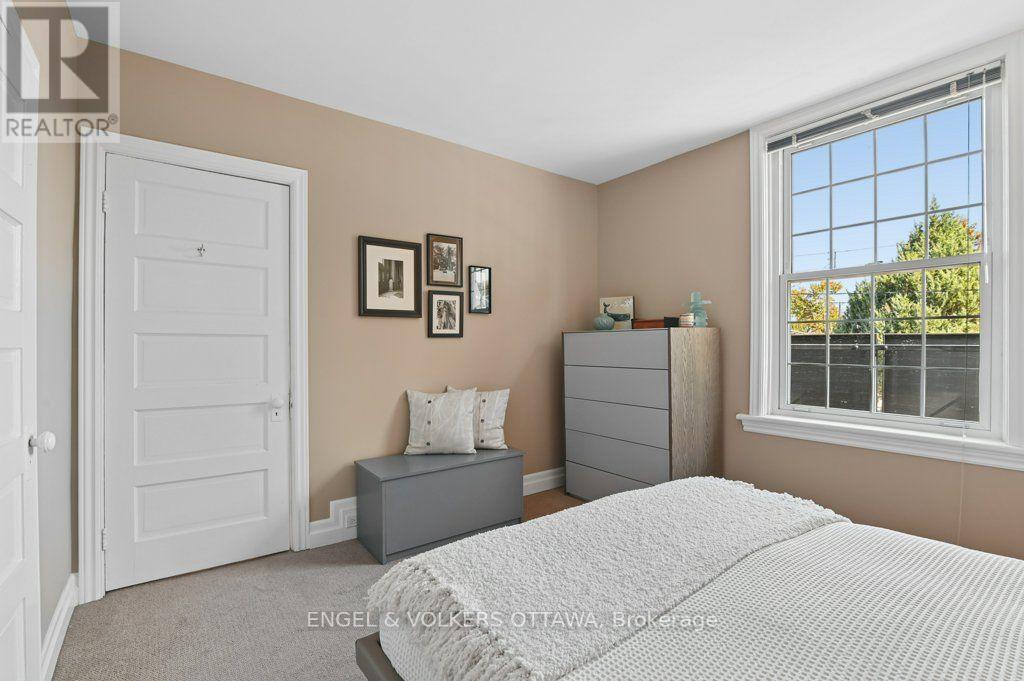 390 Winston Avenue, Ottawa, ON