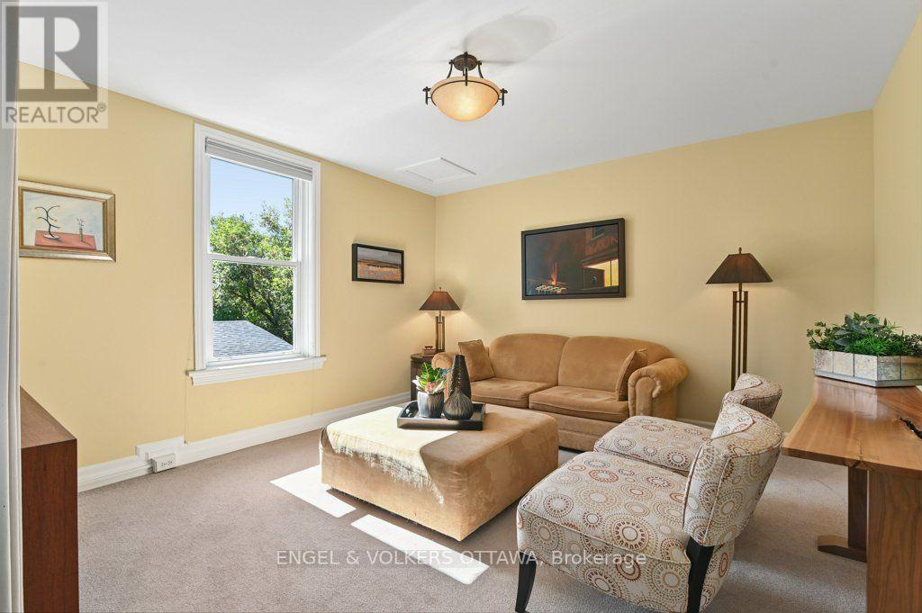390 Winston Avenue, Ottawa, ON