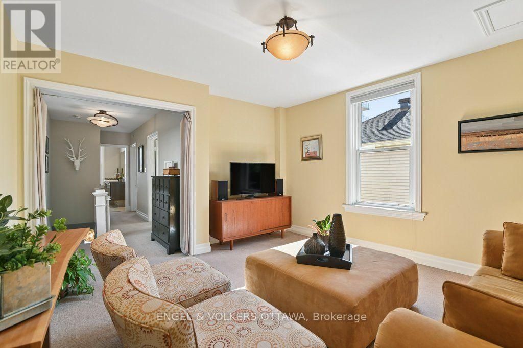 390 Winston Avenue, Ottawa, ON