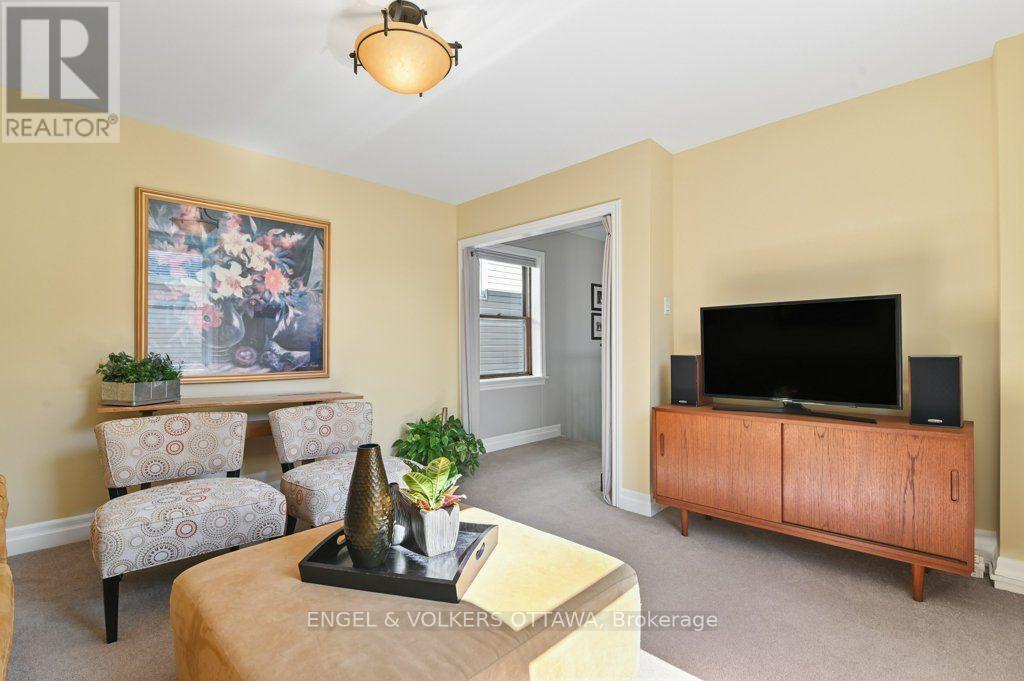 390 Winston Avenue, Ottawa, ON
