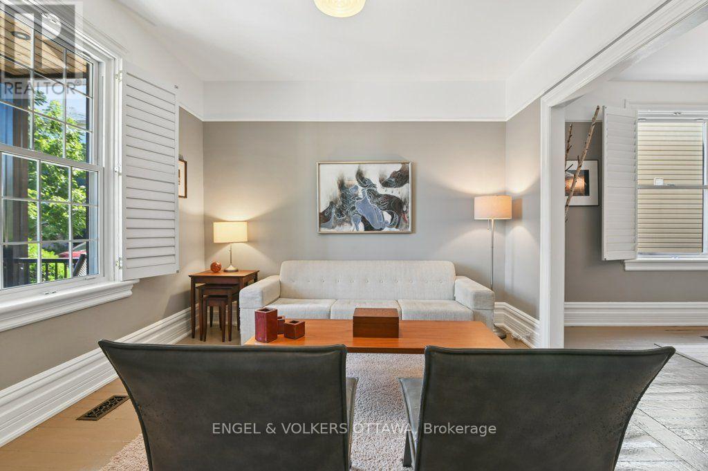 390 Winston Avenue, Ottawa, ON