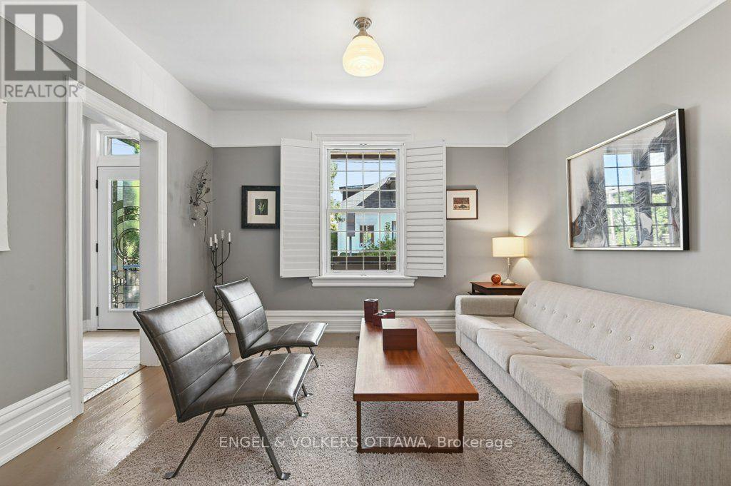 390 Winston Avenue, Ottawa, ON