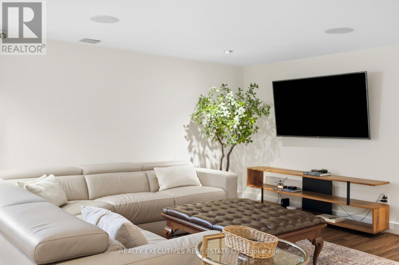 Cozy television and entertainment area - 534 St Lawrence Street, North Dundas, ON