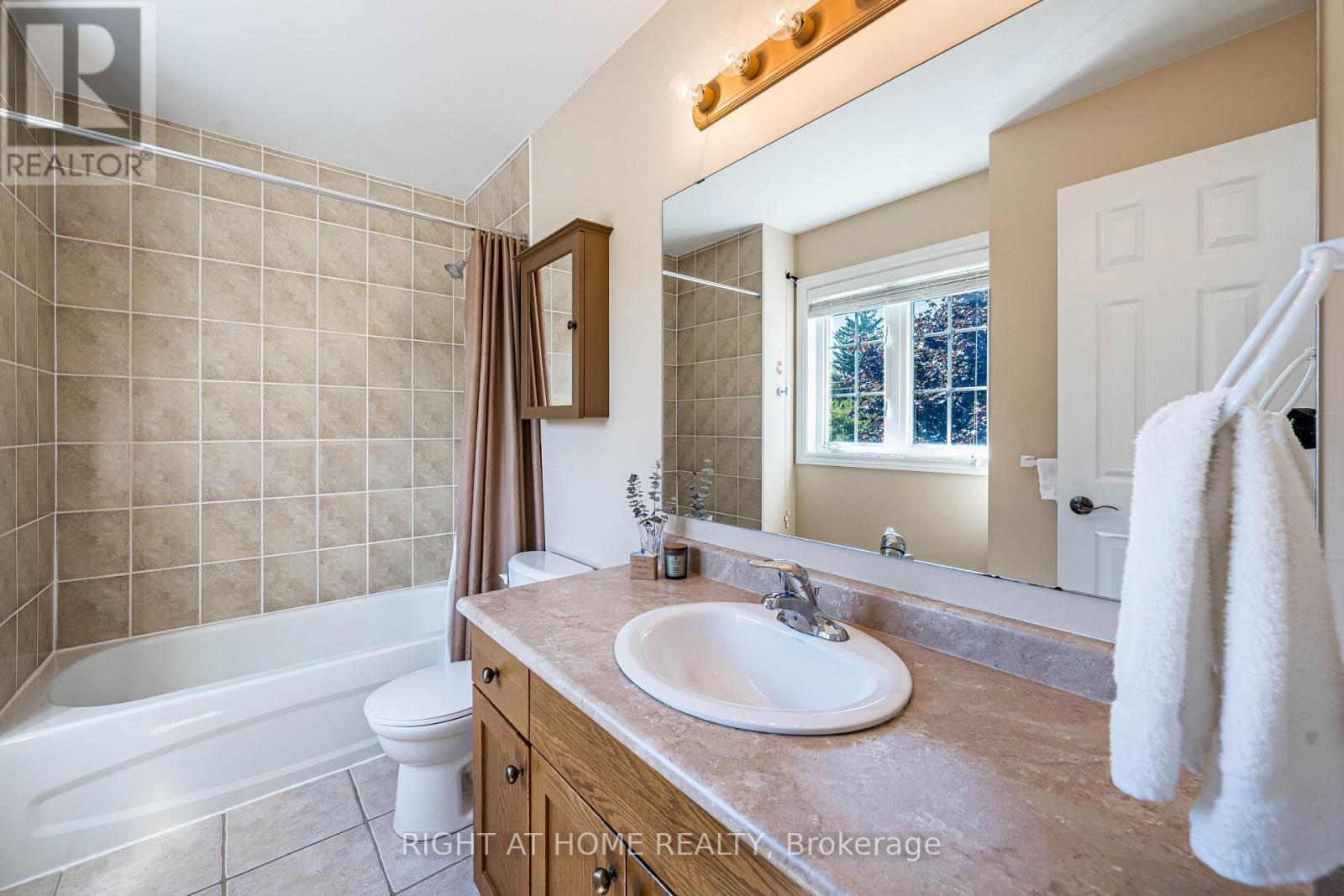 1352 Wadebridge Crescent, Oshawa, ON