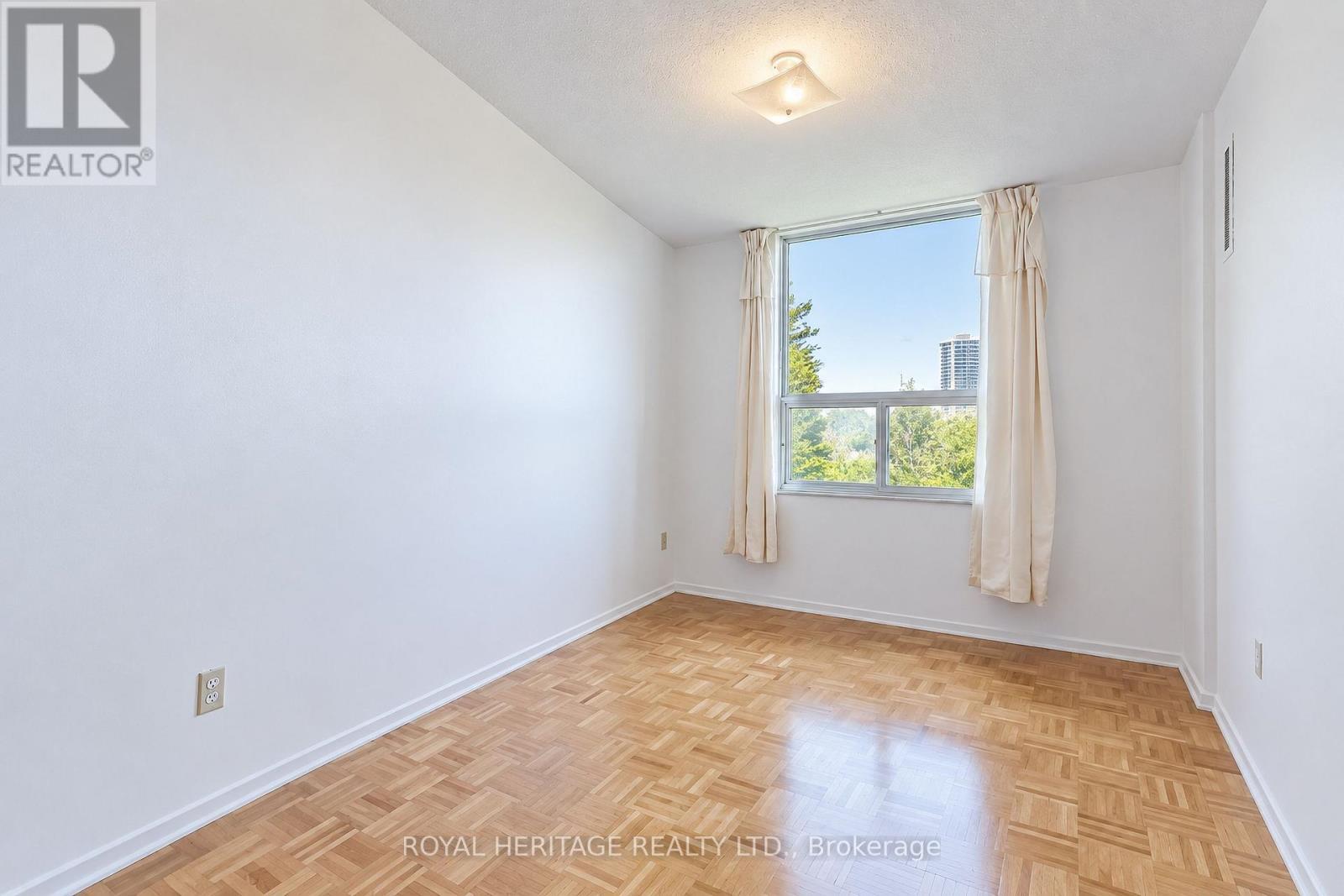 603 - 10 Edgecliff Golfway, Toronto, ON