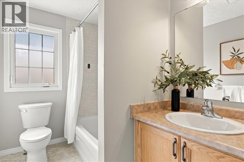 upstairs bathroom - 430 Mountain Laurel Crescent, Kitchener, ON