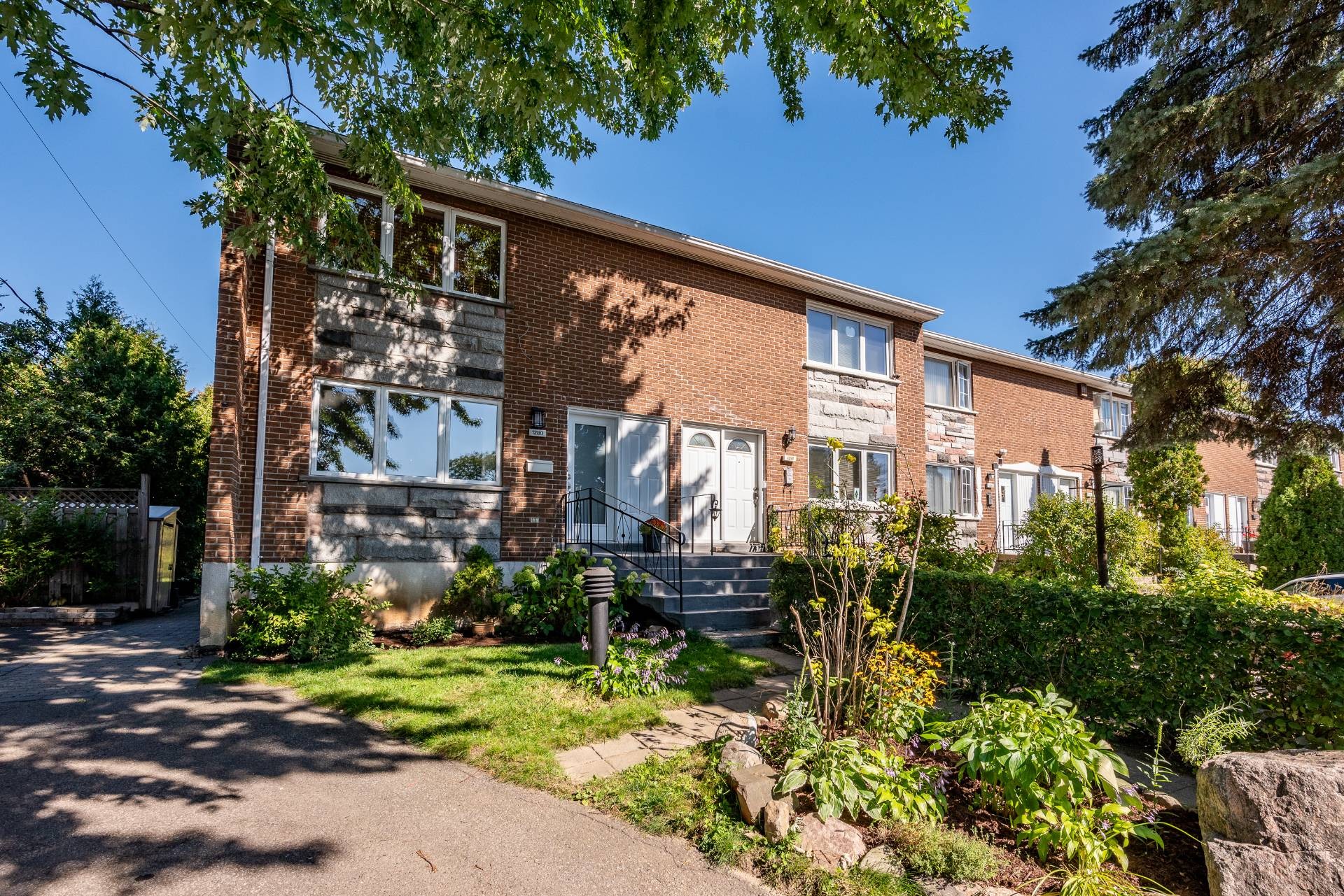 Courtyard - 1280 Place Port-Royal, Brossard, QC