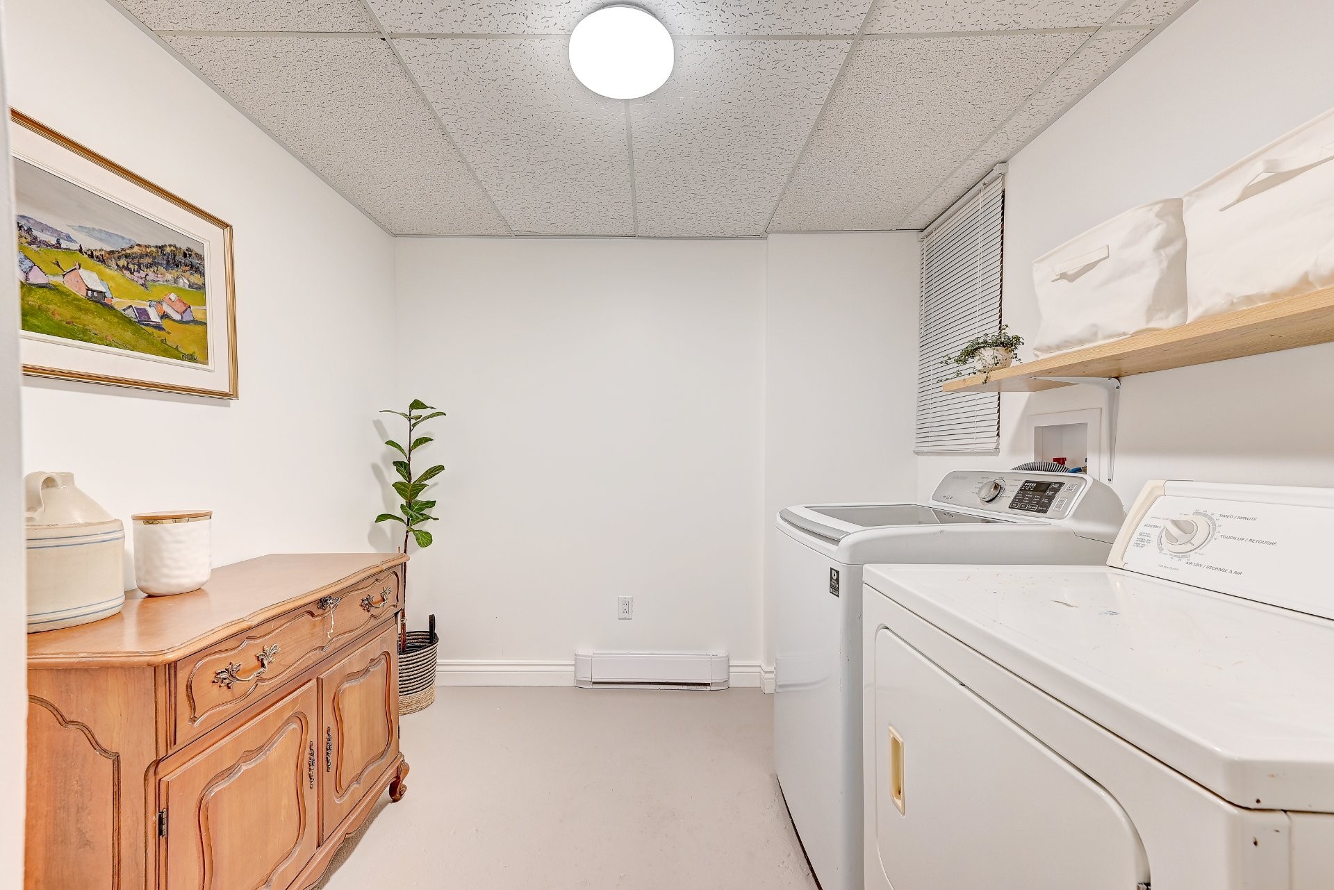 Laundry - 1280 Place Port-Royal, Brossard, QC