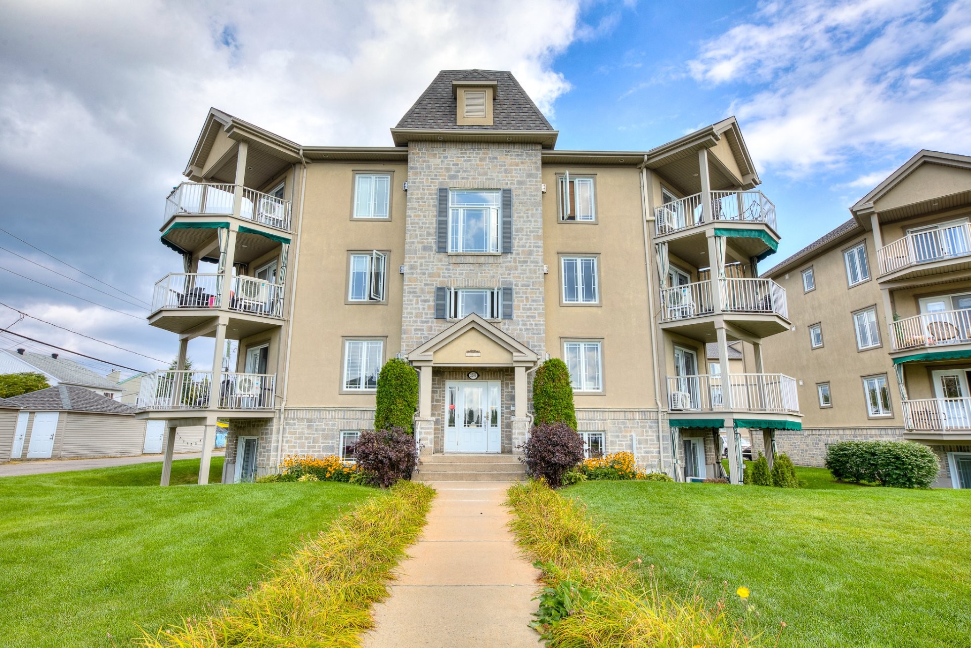 Front of Structure - 1-2295 Rue Isaac-Jogues, Saint-Jérôme, QC