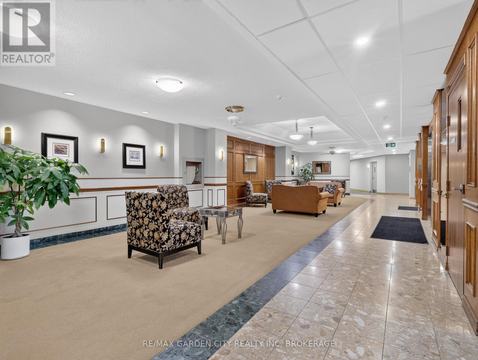 Tastefully decorated lobby! - 1107 - 7 Gale Crescent, St. Catharines (E. Chester), ON
