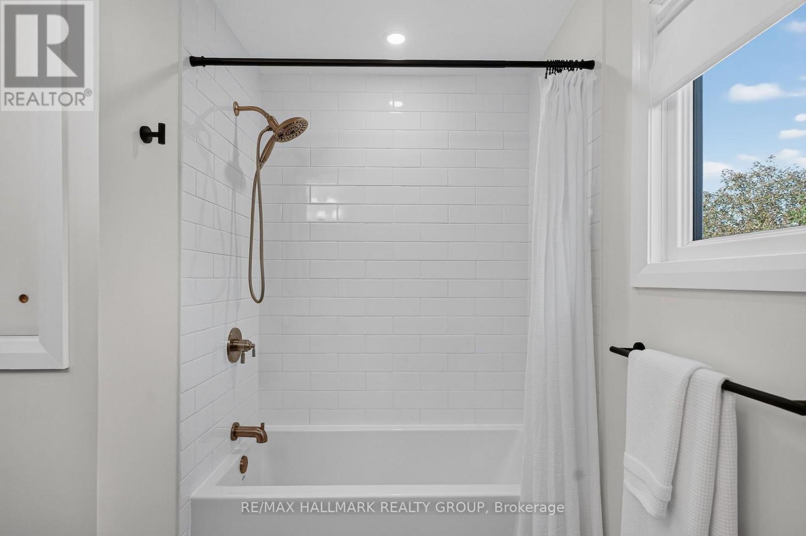 Beautifully renovated shower/tub - 181 Wellington Street, Carleton Place, ON