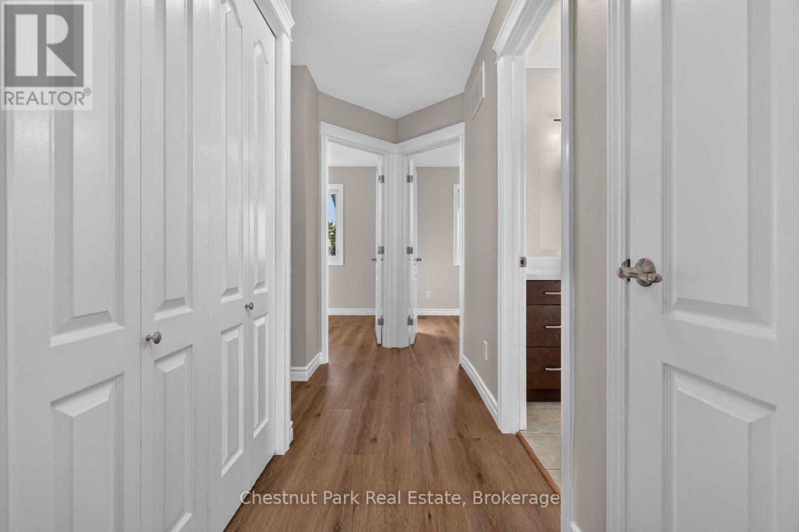 Upper level hallway - 1 - 37 Silver Street, Huntsville, ON