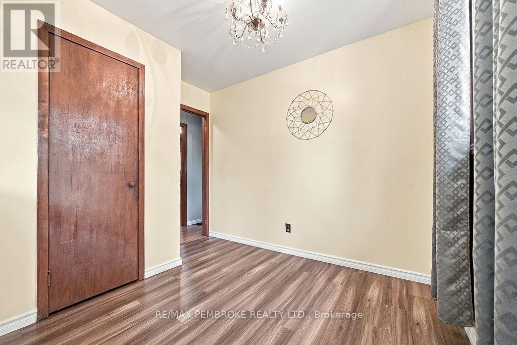 Dining room easily converts back to a 3rd bedroom - 774 Pinegrove Crescent, Petawawa, ON