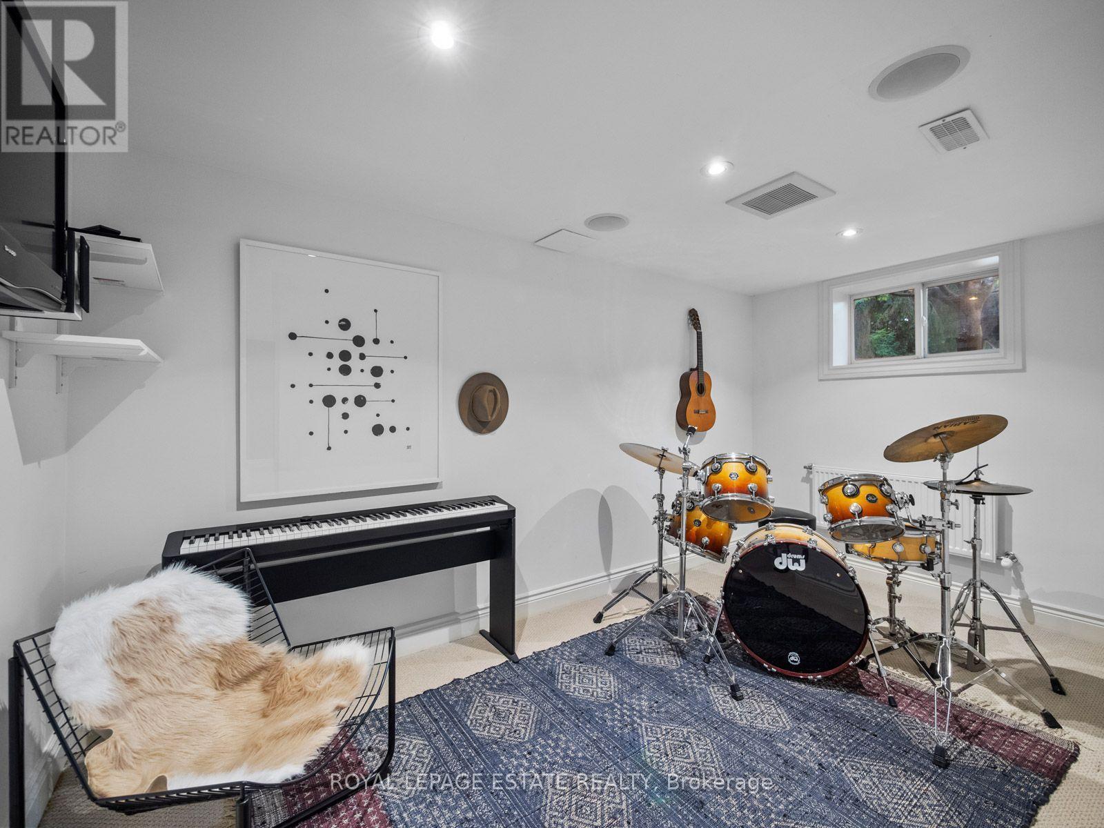 22 Hill Crescent, Toronto, ON