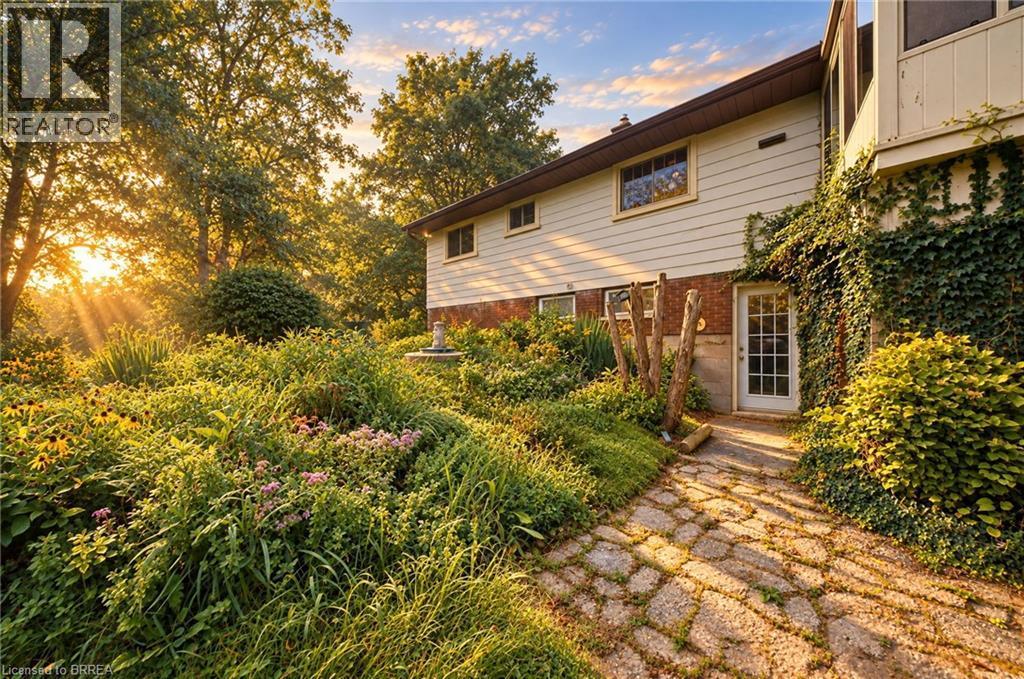 14 Falkland Road, Falkland, ON
