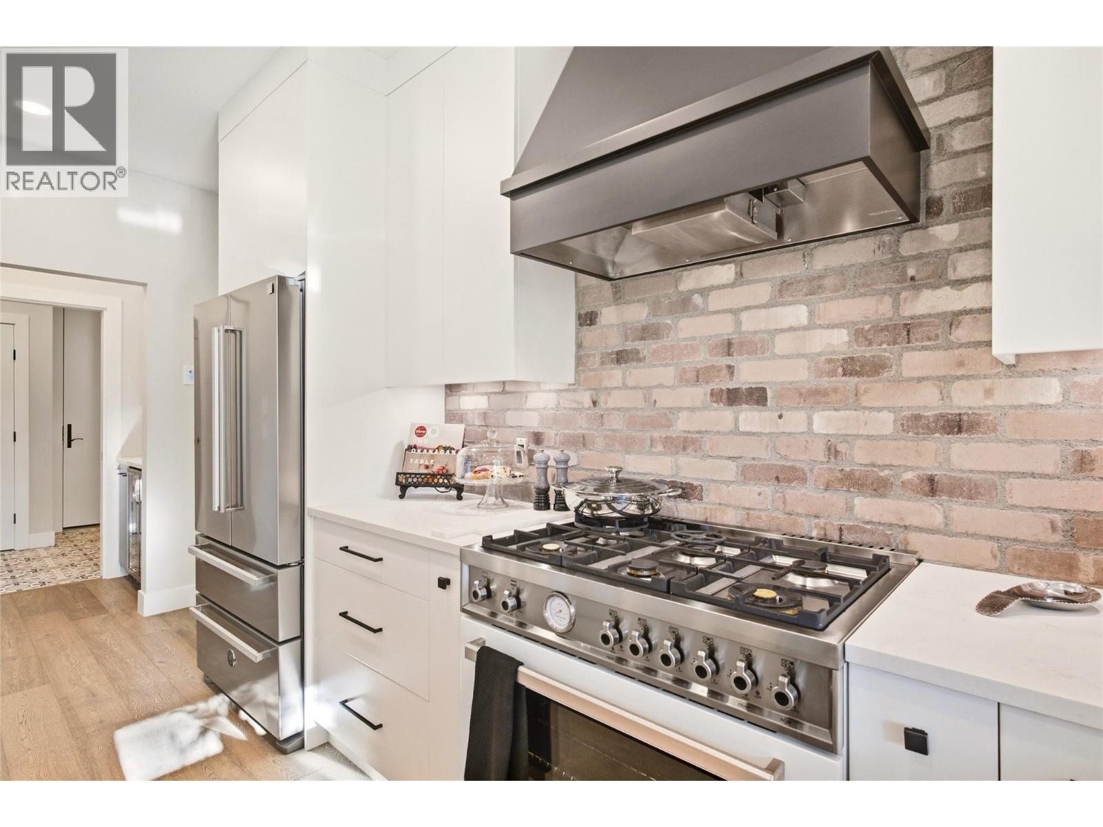 Gas stove - 1675 Willow Crescent Unit# 3 Lot# 3, Kelowna, BC