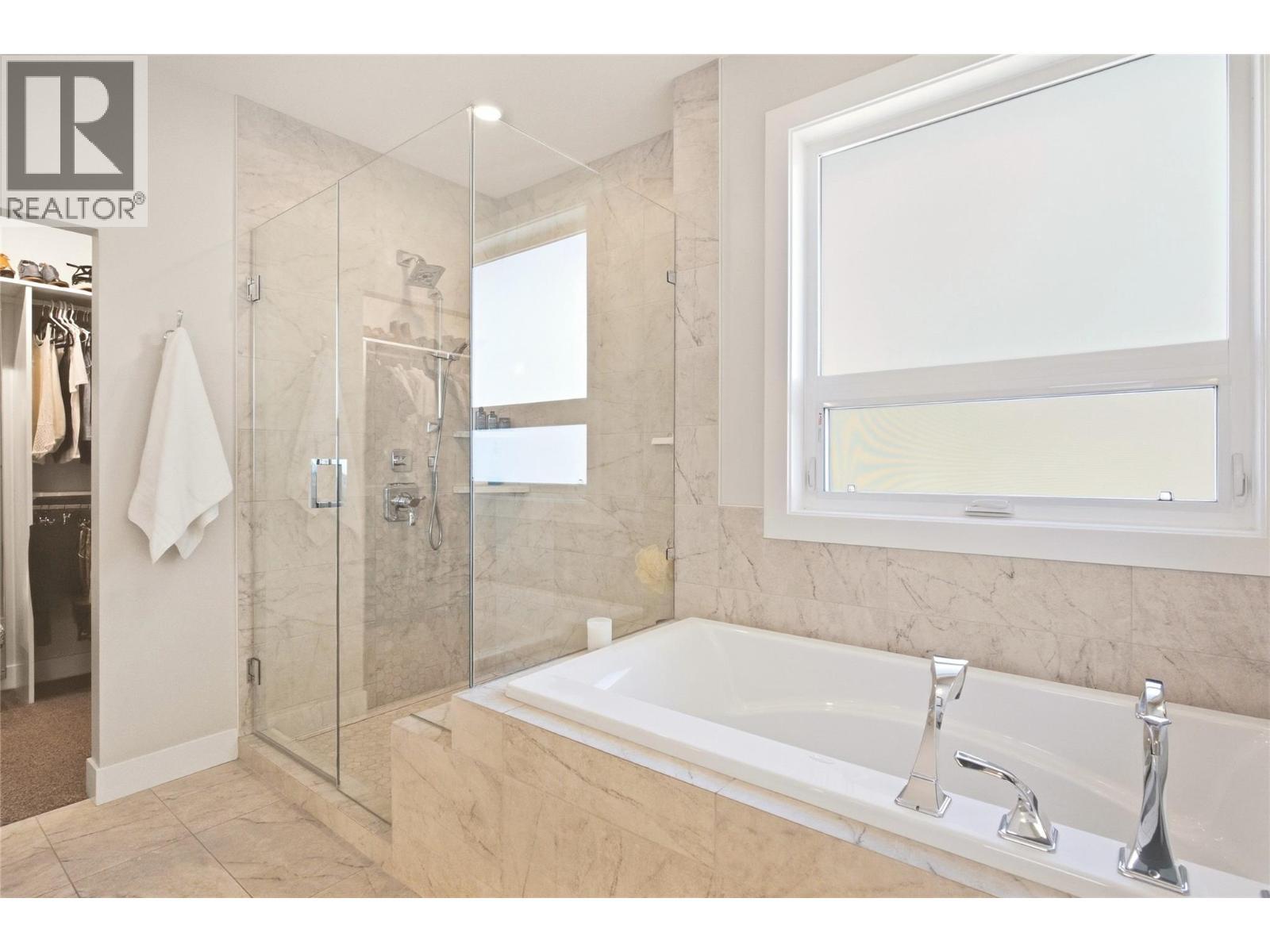 Shower and soaker tub - 1675 Willow Crescent Unit# 3 Lot# 3, Kelowna, BC