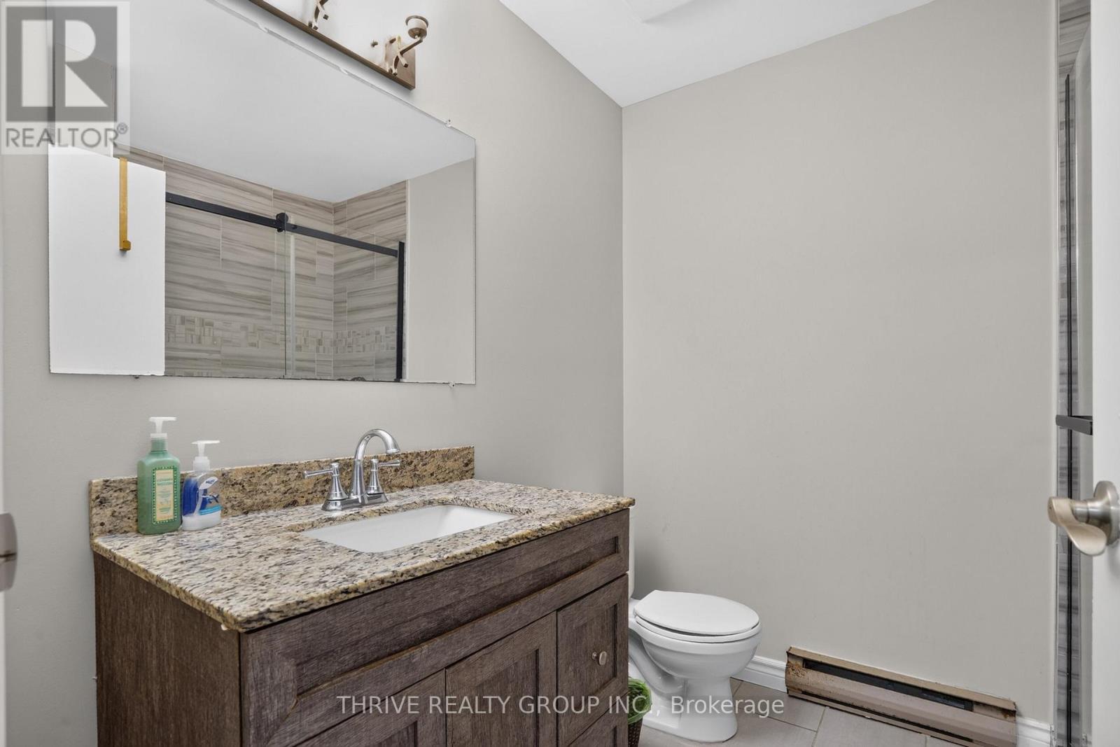 Upper 3pc Bath - 36 - 40 Summit Avenue, London North (North N), ON