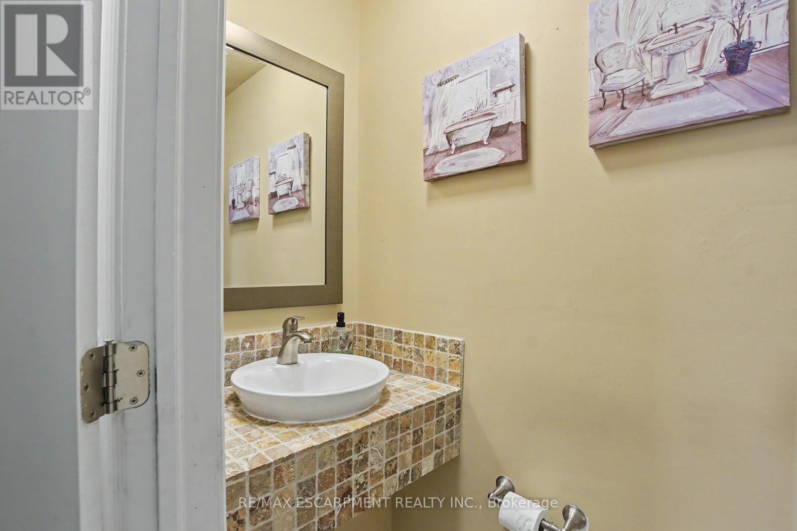 Powder Room - 4 - 661 Francis Road, Burlington, ON