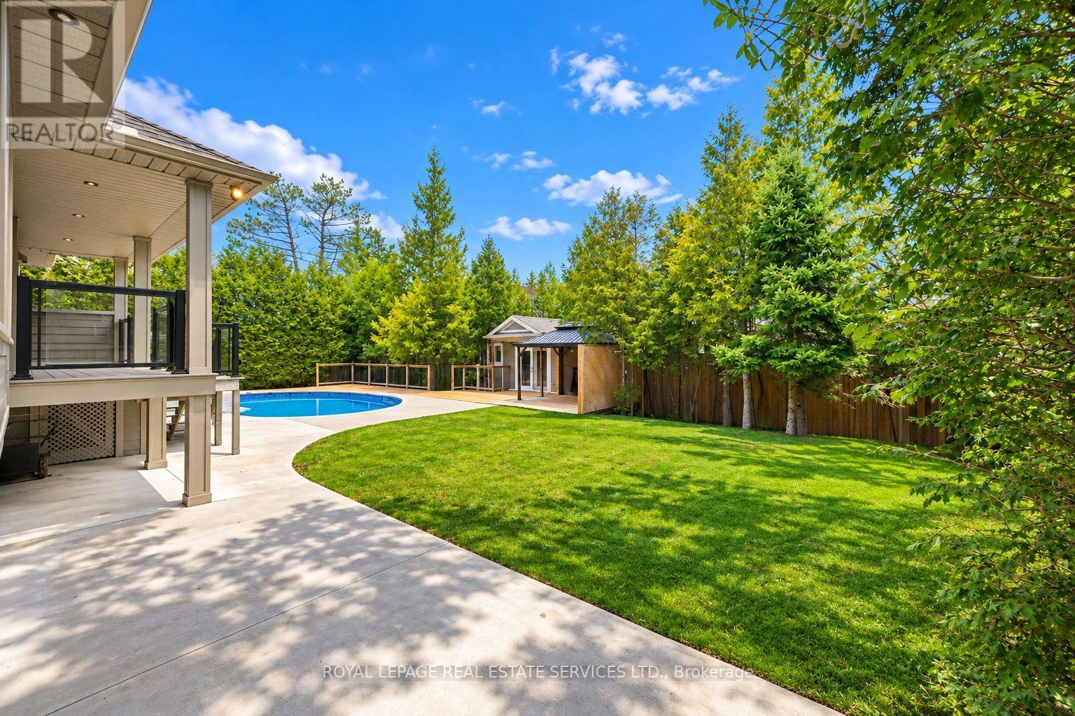 Private Backyard Designed for Entertaining - 1601 Venetia Drive, Oakville, ON