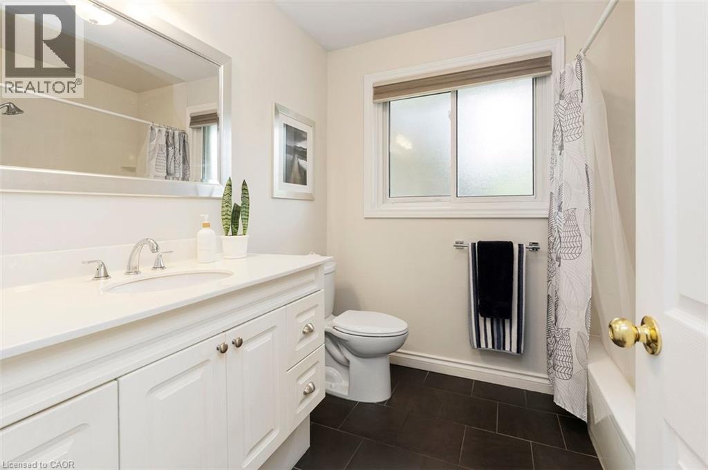 Family bathroom with heated flooring - 200 Woodview Crescent, Ancaster, ON