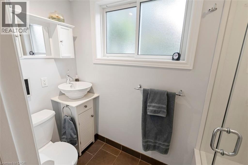 Walk-in shower with clear glass enclosure, built-in shelving and integrated bench - 200 Woodview Crescent, Ancaster, ON