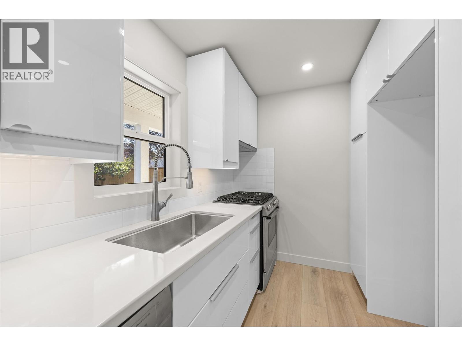 Suite Kitchen - 4141 San Clemente Avenue, Peachland, BC