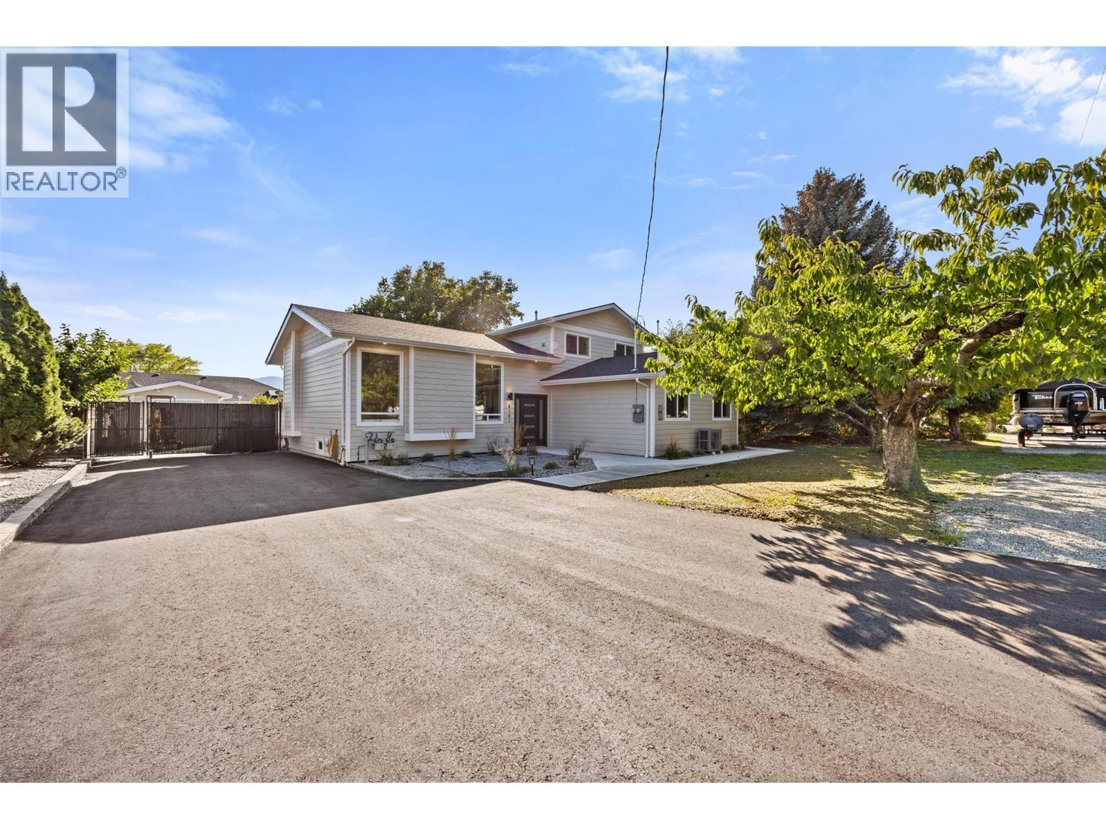Large Driveway - 4141 San Clemente Avenue, Peachland, BC