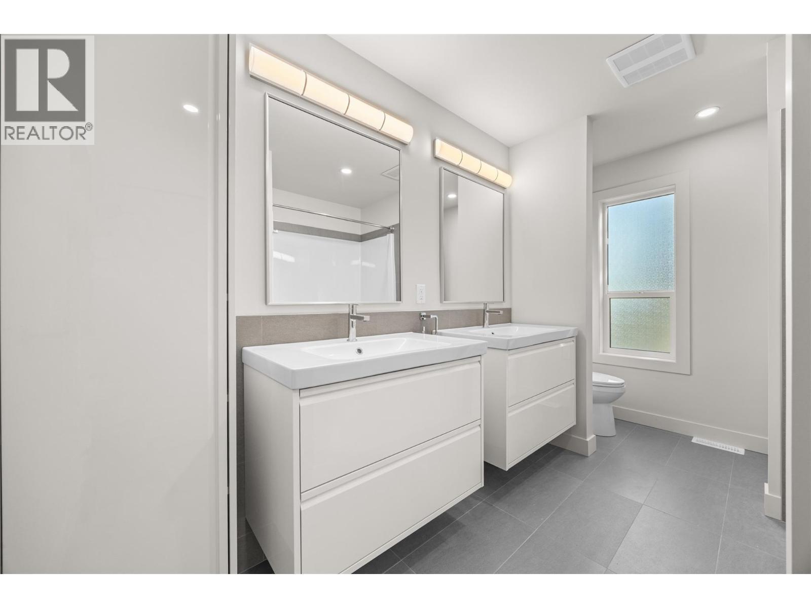 Main House Bathroom - 4141 San Clemente Avenue, Peachland, BC