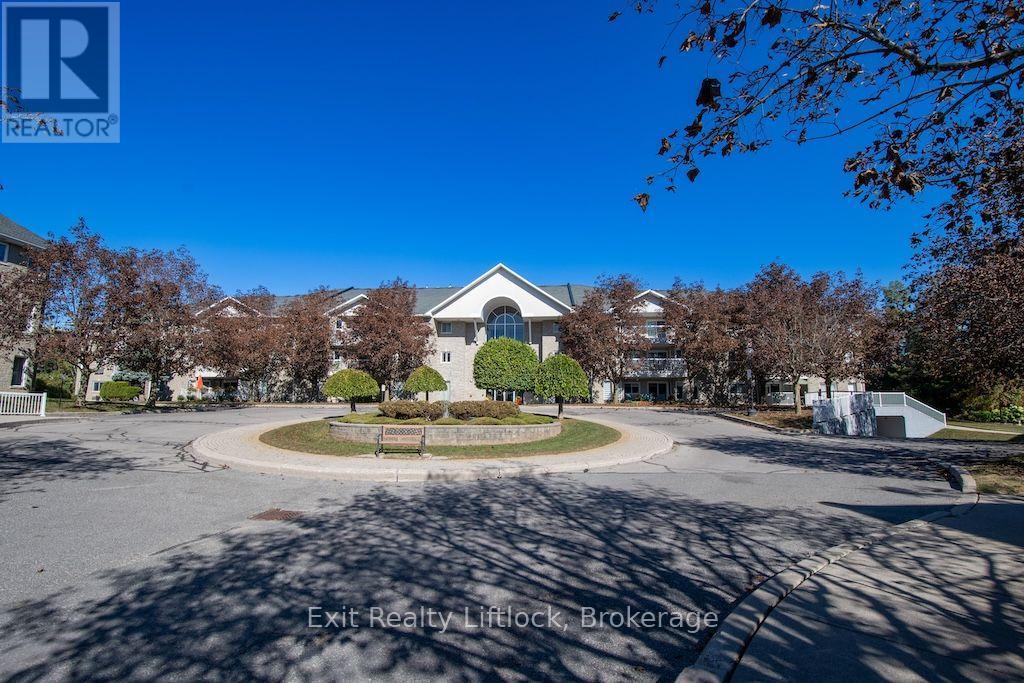 Manicured Entrance Area - 202 C - 1099 Clonsilla Avenue, Peterborough (Otonabee Ward 1), ON