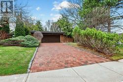 16 ROYAL OAK DRIVE Toronto, ON M3C 2M2