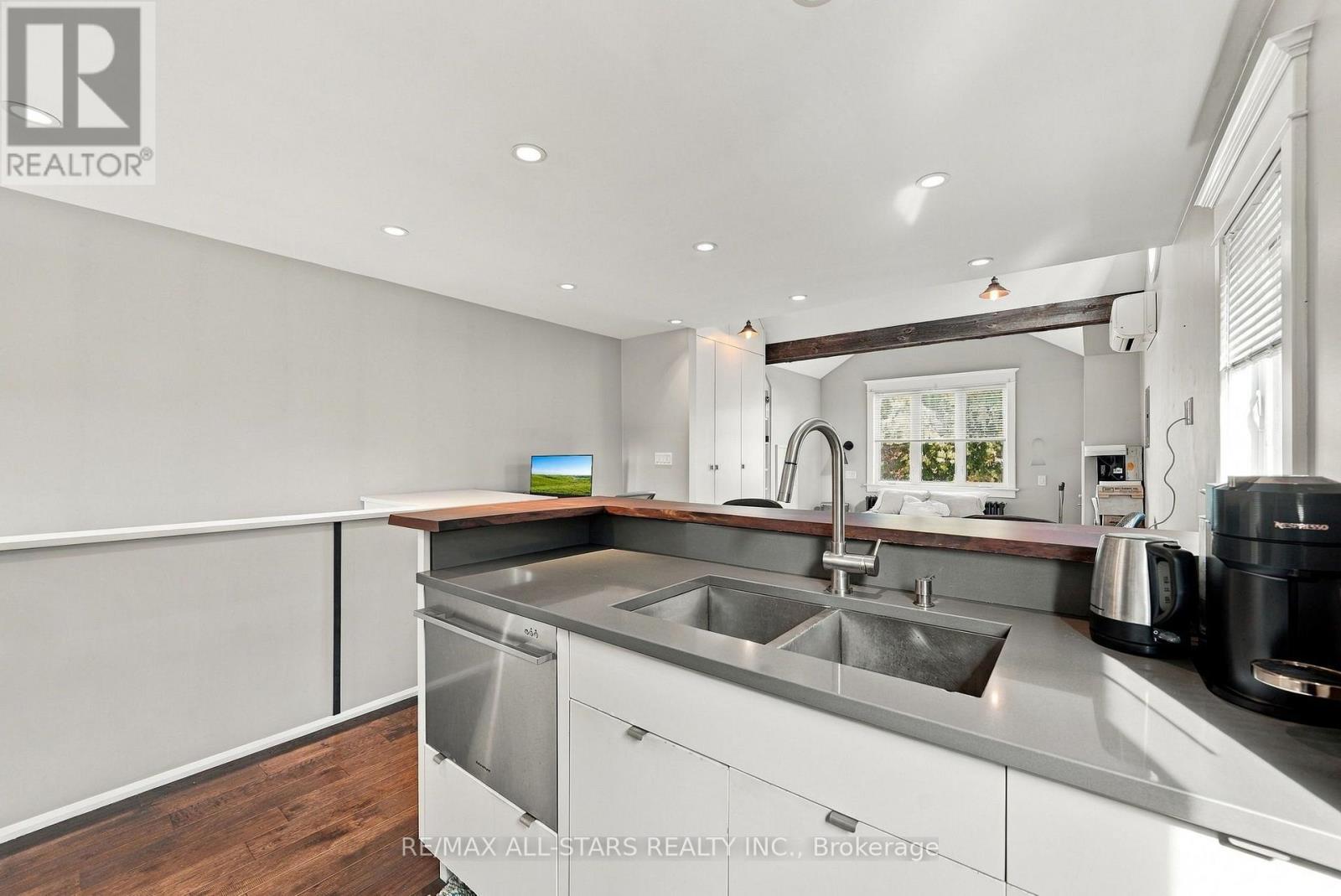 Upper - 435 Mortimer Avenue, Toronto, ON