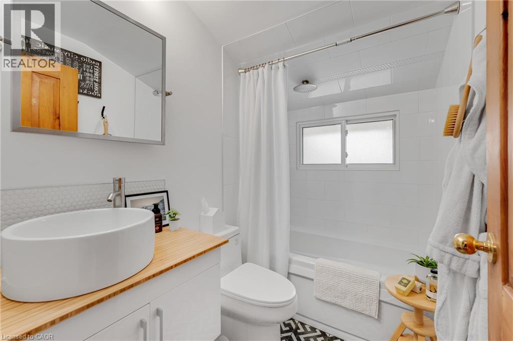 10 Goldfinch Road, Hamilton, ON