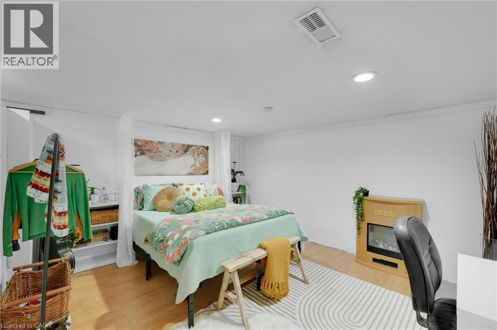 10 Goldfinch Road, Hamilton, ON