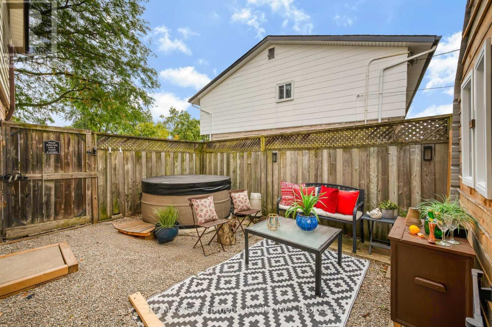 10 Goldfinch Road, Hamilton (Bruleville), ON