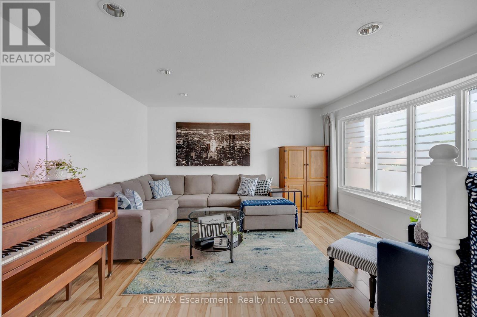10 Goldfinch Road, Hamilton (Bruleville), ON