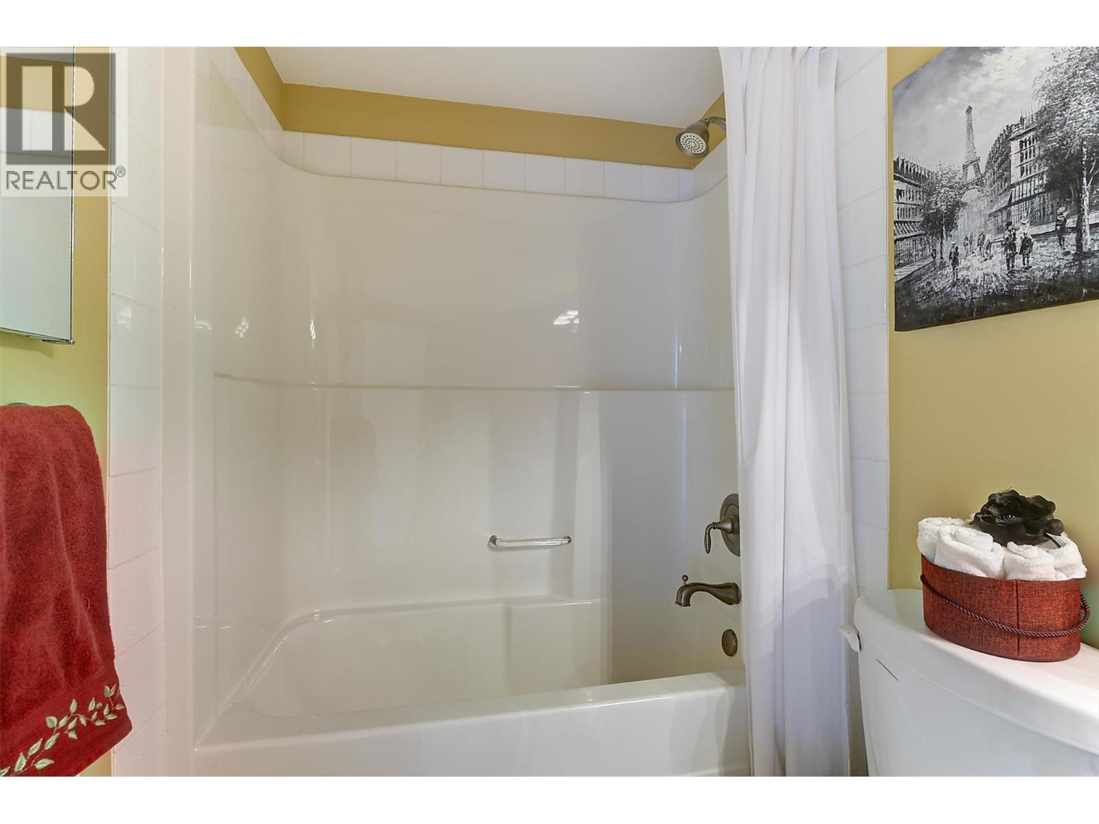 Soaker Tub - Ensuite. - 3996 Beach Avenue Unit# 236, Peachland, BC