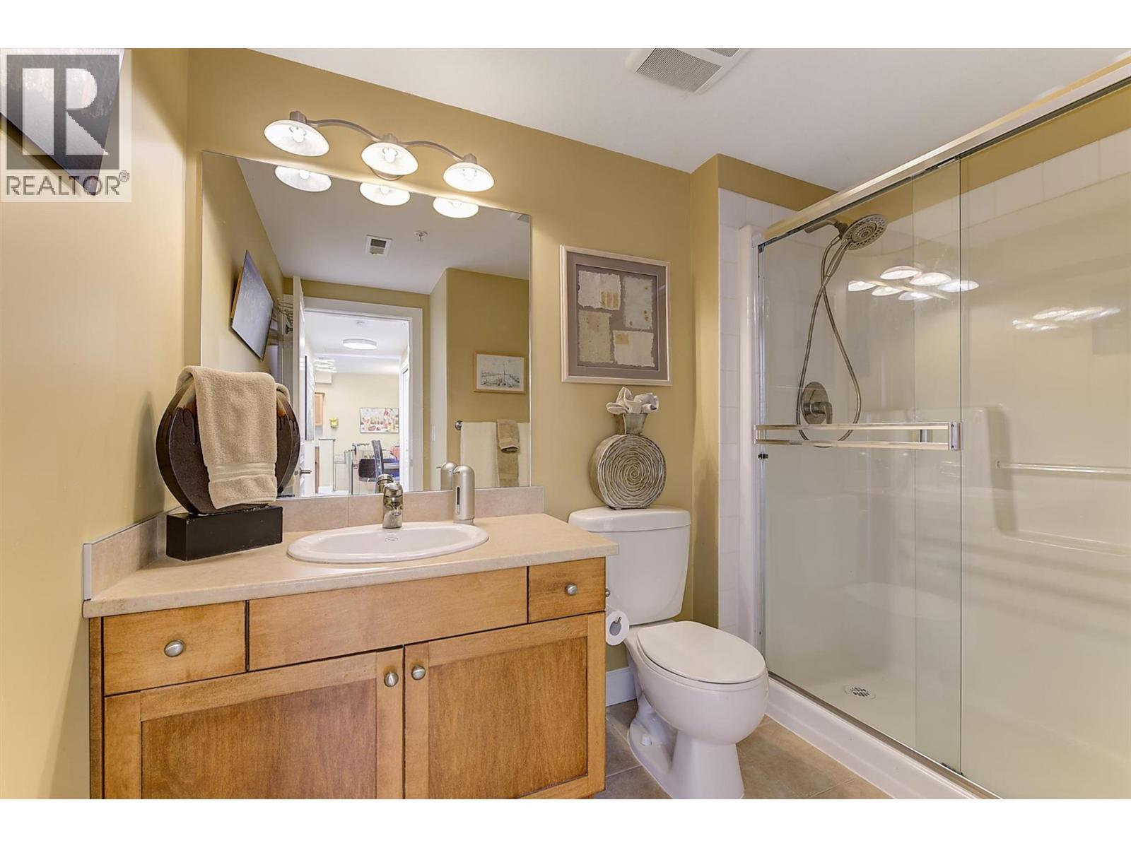 Main Bathroom. - 3996 Beach Avenue Unit# 236, Peachland, BC