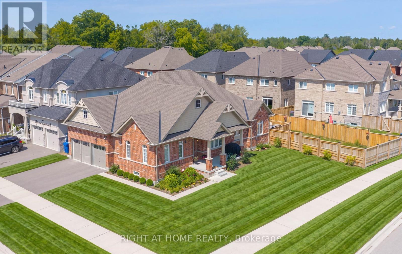2 Cliff Thompson Court, Georgina, ON