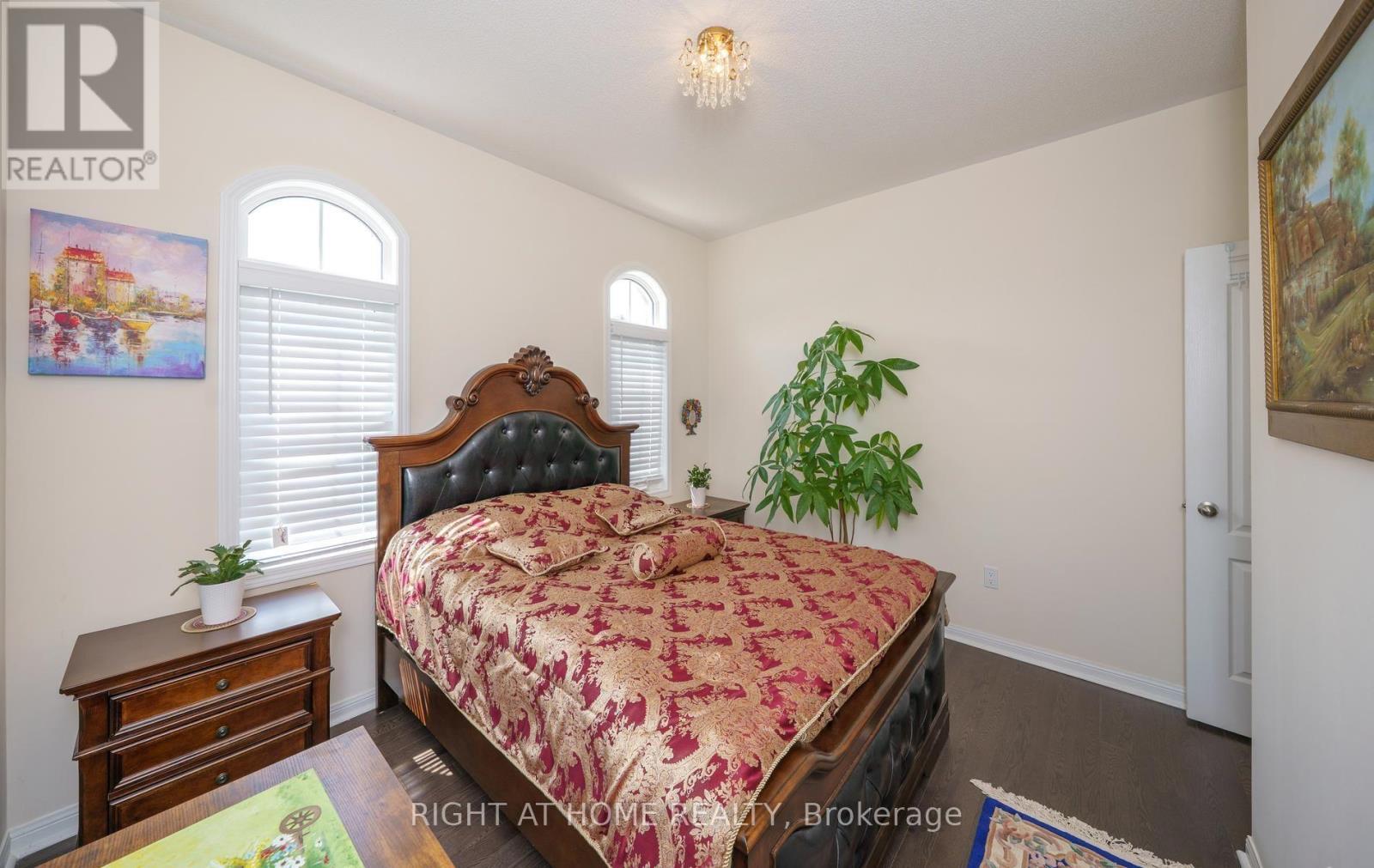 2 Cliff Thompson Court, Georgina, ON