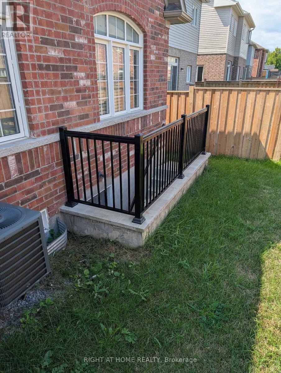 2 Cliff Thompson Court, Georgina, ON