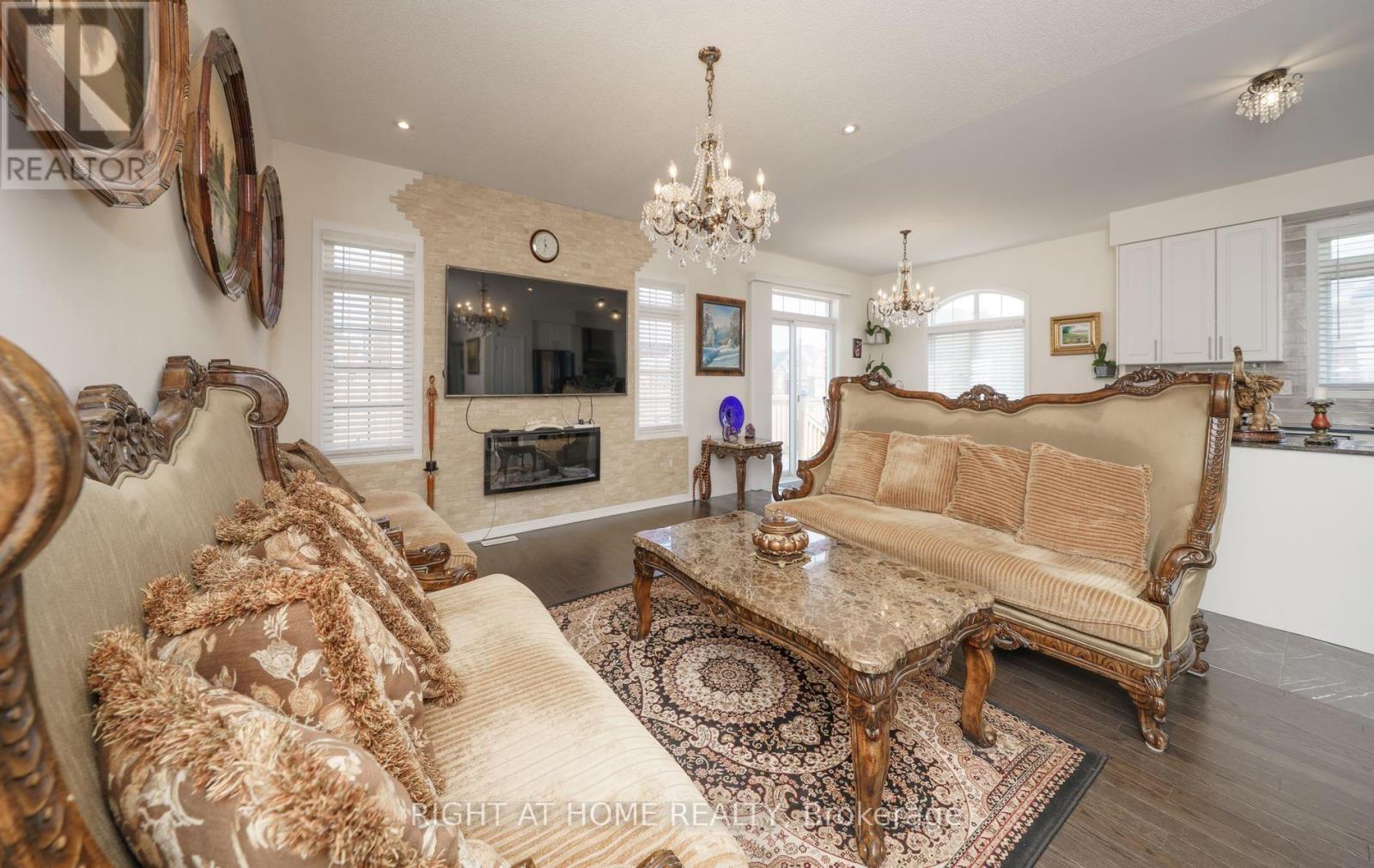 2 Cliff Thompson Court, Georgina, ON
