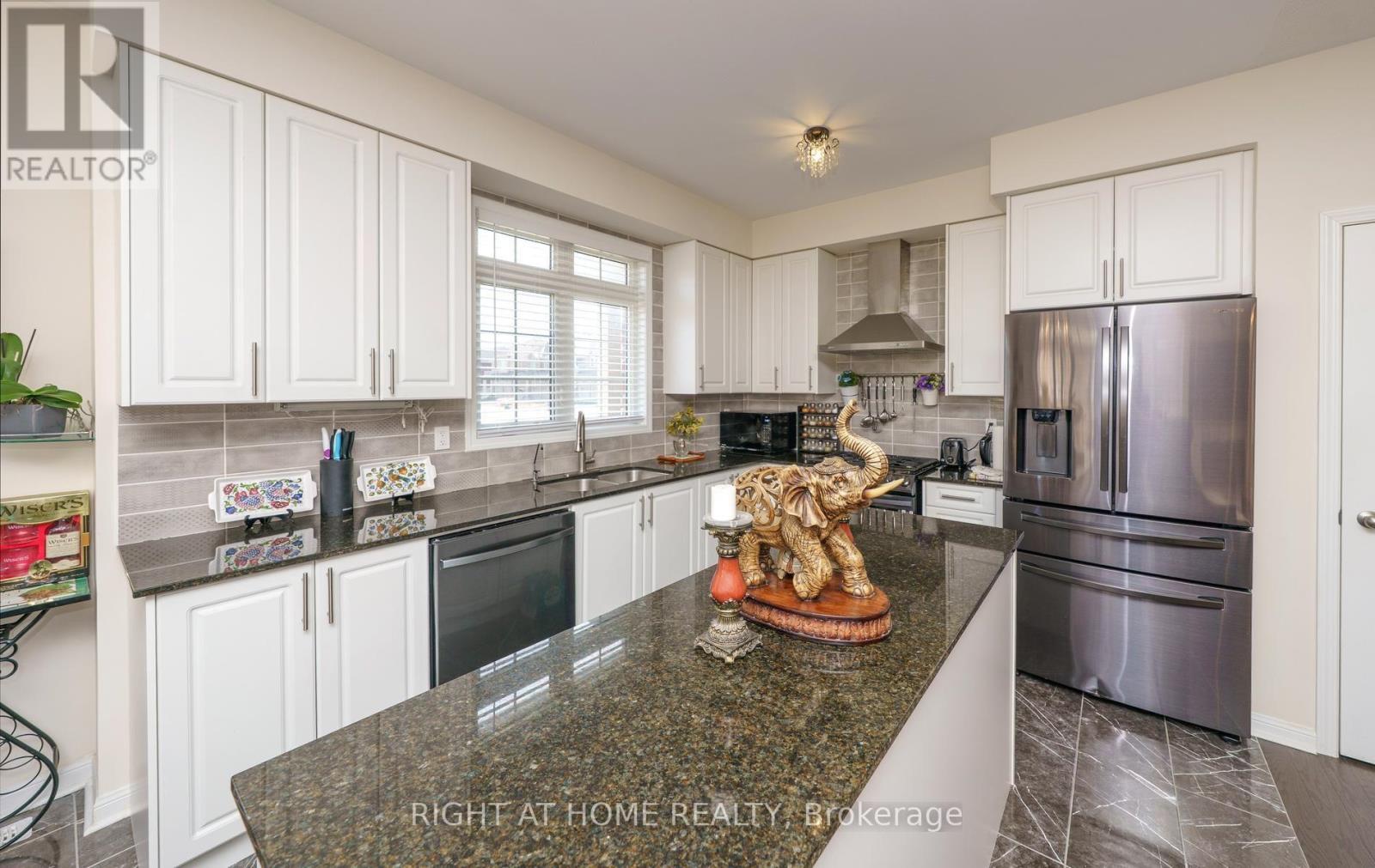 2 Cliff Thompson Court, Georgina, ON