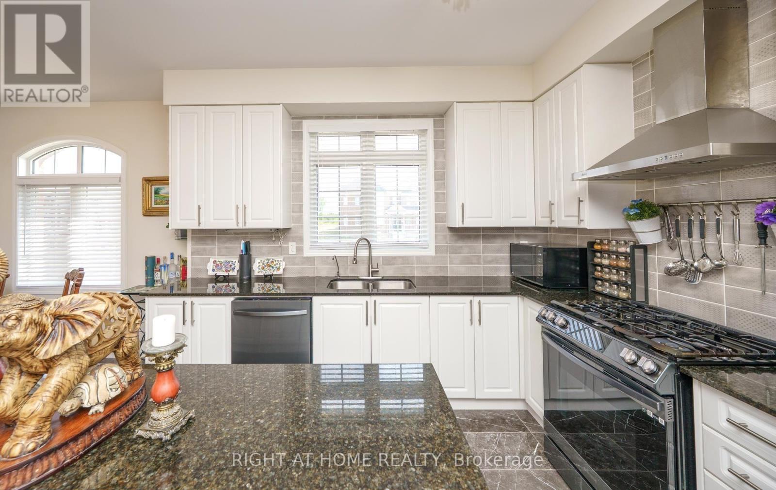 2 Cliff Thompson Court, Georgina, ON